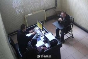 一名拥有百万粉丝的女网络红人被抓捕！她一个人扮演了十个角色_骗取了460万的财物