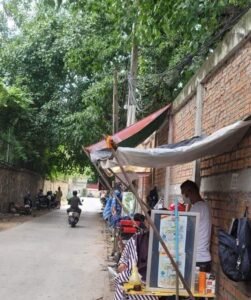 一位在寺庙围墙边理发商贩每天收入约25美元 源码