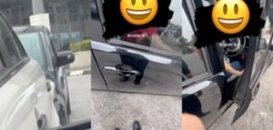 女子因为双重停车且未留下号码_被鸣笛半小时后仍未出现